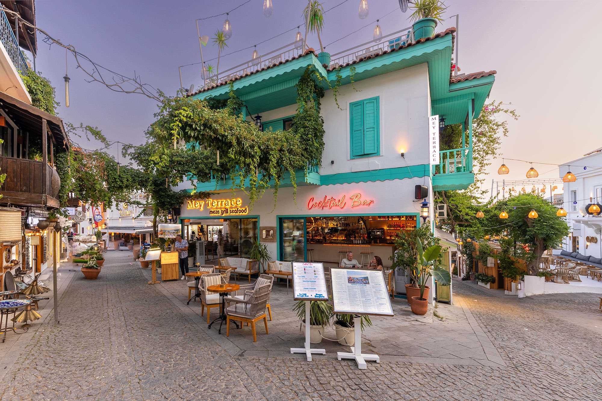 Tarihi bir binada yer alan Mey, zamansız lezzetlerin çağdaş yaratıcılıkla buluştuğu bir yer.