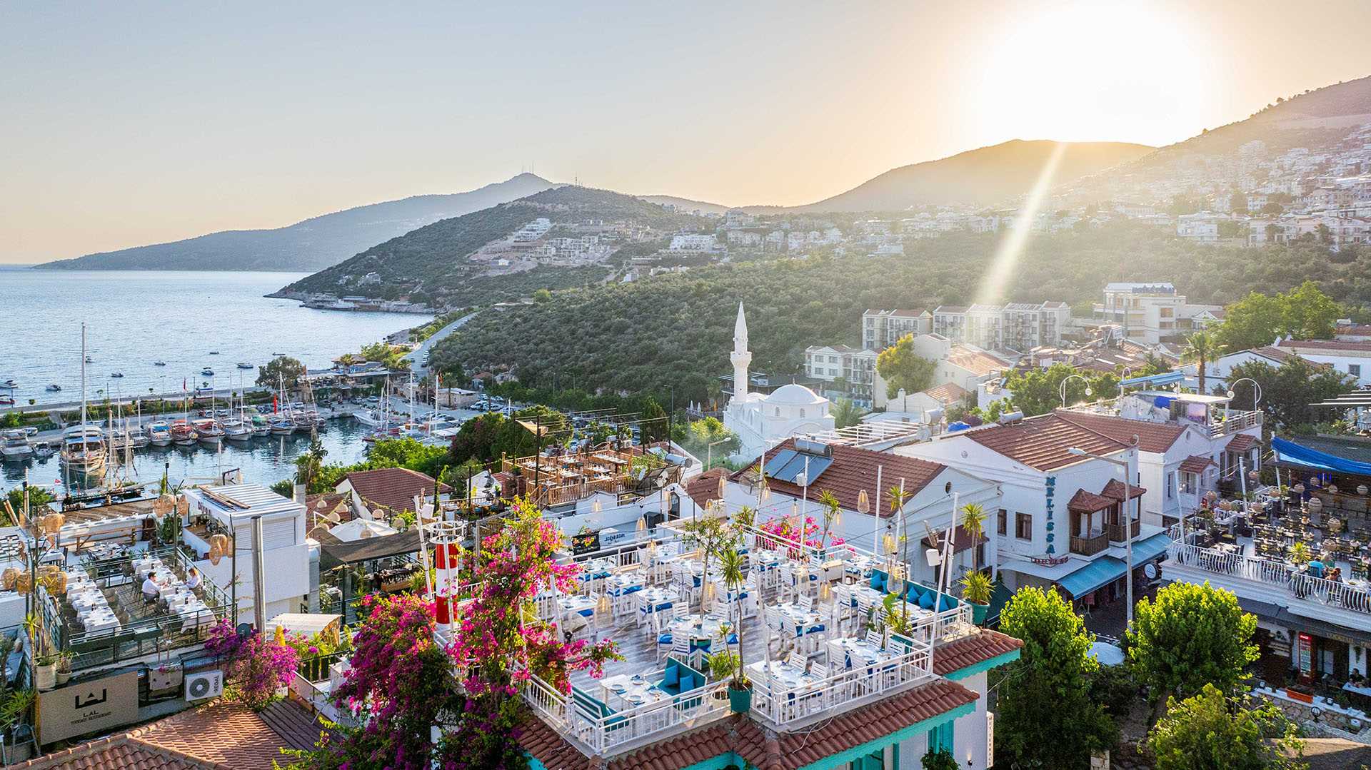 Mey'de yemek yemek bir ritüele dönüşüyor. Manzara gözünüzde, lezzetler hafızanızda kalıyor.